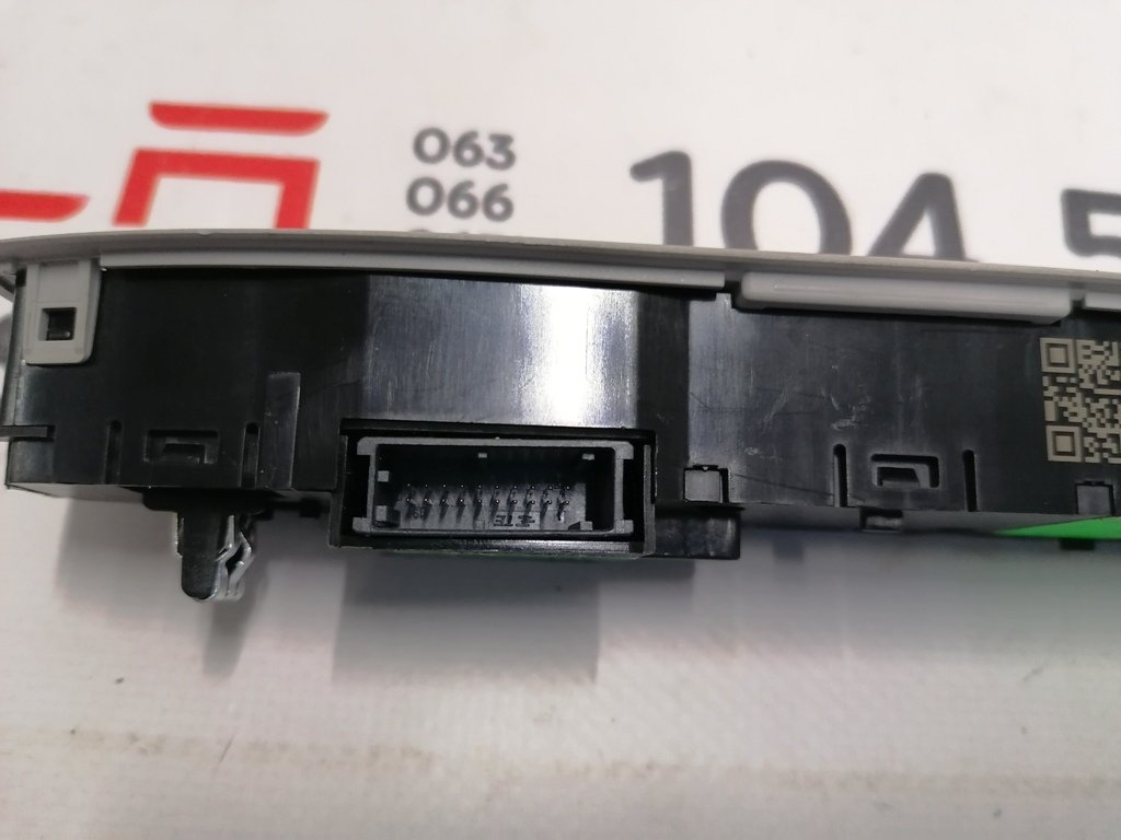 4 マイクとフロントアラームボタン付きの照明パネル（完全）Teslaモデル3 1092573-00-K